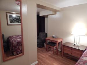 多伦多Nox Hostel的客房设有床、桌子和镜子
