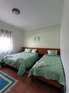 科武港Apartamentos Campos 2的卧室内两张并排的床