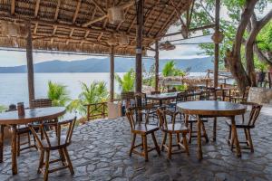La LagunaParadiso Hostel的一间带桌椅并享有水景的餐厅