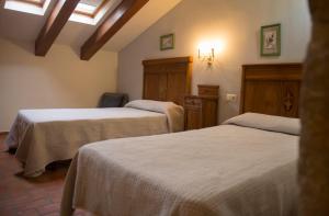 韦尔塔德贝罗拉格尔维洛酒店的一间设有两张床和椅子的房间