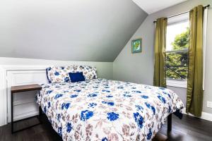 尼亚加拉瀑布Cozy Micro apartment Sleeps 2-3, Minutes from Falls的一间卧室配有一张带蓝色和白色棉被的床