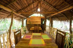哈伯勒内Jungle Shades villa - Habarana的竹屋中的带桌子的用餐室