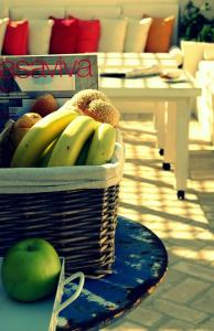 米克诺斯城卡洛格拉旅馆的桌上的一篮香蕉和苹果