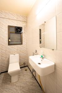 YeraodaKedari Residency的浴室配有白色水槽和卫生间。