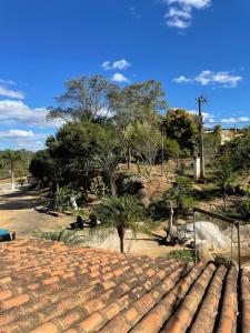 MatipóHotel Boa Vista的享有树木公园和砖砌人行道的景色