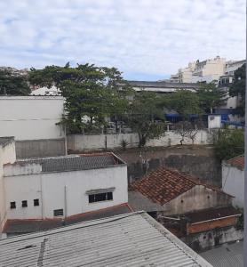 尼泰罗伊Loft Aconchegante no Centro de Niterói!的城市建筑物屋顶的顶部景观