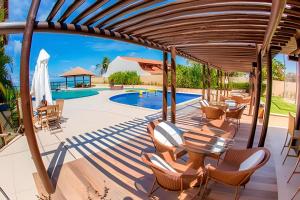 拉巴拉德纳圣米格尔Barra Bali: Resort Beira Mar的一个带椅子的木制甲板和游泳池