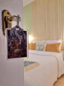 塔维拉Bea's Bed & Breakfast的挂在门上的仙人掌照片