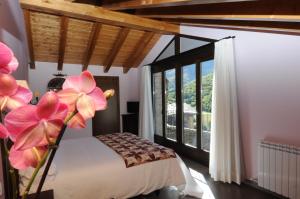 Tirvia卡萨拉柯美拉乡村酒店的一间卧室设有一张床和一个大窗户