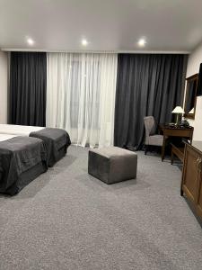 杜布诺Хмеляр的配有一张床和一张书桌的酒店客房