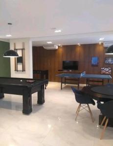普雷图河畔圣若泽Apartamento para Negócios e Lazer no Aeroporto的一间设有两张乒乓球桌和乒乓球桌的房间