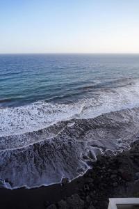 圣克鲁斯-德特内里费Playa Chica Beachfront Apartment的海浪的空中景色