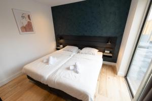 ZevenhuizenRecreatiepark de Koornmolen的一间卧室配有一张带两个白色枕头的大床