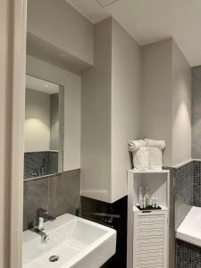 圣雷莫PRIMA FILA的白色的浴室设有水槽和镜子