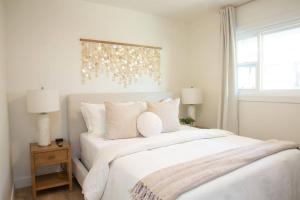 德尔马Live the Beach Life in a Quaint Shell Cottage的卧室配有一张带白色床单和枕头的大床。