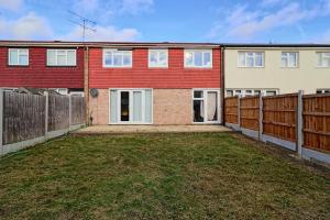 NevendonNewly Refurbished 3BR House Basildon, Garden, Netflix & Trisport Table的一座带围栏和庭院的房子