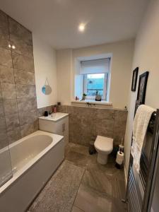 卡伦德Newly refurbished flat - Callander的带浴缸、卫生间和盥洗盆的浴室