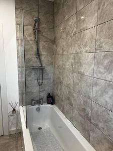 卡伦德Newly refurbished flat - Callander的带淋浴和浴缸的浴室