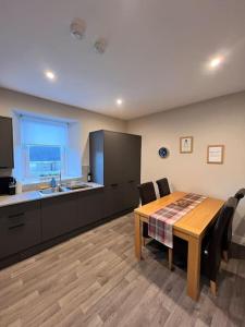 卡伦德Newly refurbished flat - Callander的厨房配有木桌和桌椅