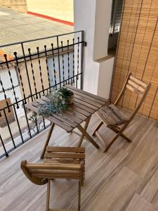 卡瓦内斯Casa Juan的阳台上的木凳和椅子