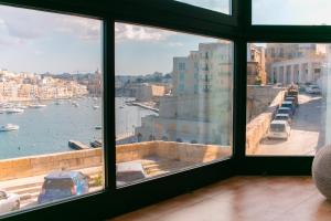 比尔古Grand Harbour View的从带窗户的客房内可欣赏到海港景色
