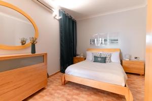比尔古Grand Harbour View的一间卧室配有一张床和一面大镜子