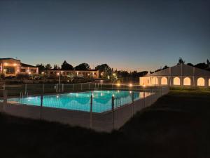 ValverdeFinca Alarcos的夜间大型游泳池,灯光照亮