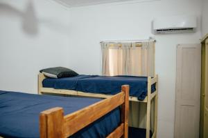 圣达菲InstaLate Hostel的客房设有两张双层床和衣柜。