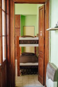 圣达菲InstaLate Hostel的走廊上设有两张双层床。