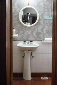 圣达菲InstaLate Hostel的一间带水槽和镜子的浴室