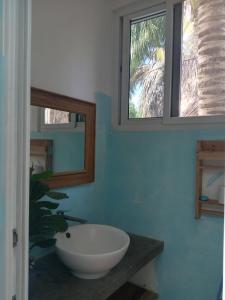 El Paredón Buena VistaEl Puente的一间带白色碗水槽和两个窗户的浴室