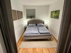 布吕根4*+ Maisonette-Apartment的卧室配有一张床