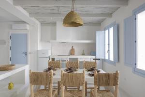 瓜尔达马尔·德尔·塞古拉Luxury Houses La Mar de Bonita的一间带桌椅的用餐室