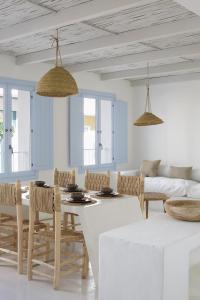 瓜尔达马尔·德尔·塞古拉Luxury Houses La Mar de Bonita的客厅配有桌椅