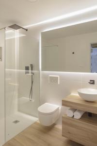 瓜尔达马尔·德尔·塞古拉Luxury Houses La Mar de Bonita的浴室配有卫生间、盥洗盆和淋浴。