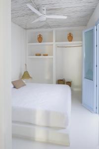 瓜尔达马尔·德尔·塞古拉Luxury Houses La Mar de Bonita的白色卧室设有白色的床和天花板