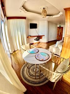 巴克里索莫雷诺港Suite Cielo, Discover the magic of Galapagos的客厅配有白色的桌子和椅子