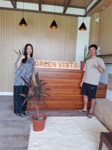 马富施Green Vista Maafushi的站在房间里的一个男人和一个女人