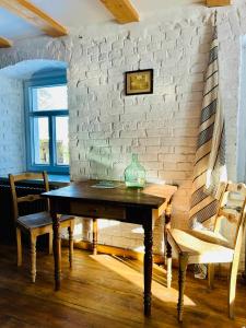 MałaKamienica80 Butikowa agroturystyka w Górach Izerskich的砖墙房里的桌椅