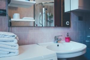 阿尔真泰拉B&B del Villaggio的浴室配有盥洗盆和带毛巾的卫生间。