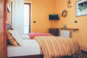 阿尔真泰拉B&B del Villaggio的一间卧室配有一张床,床上有条纹毯子