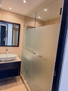 普拉亚布兰卡Playa Blanca Towncenter Suite - NO incluye comidas的一间带玻璃淋浴和水槽的浴室