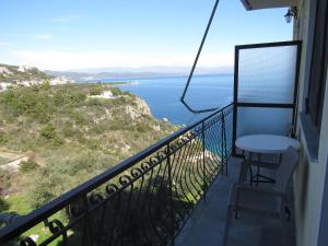 伊西翁Kallisto studios的阳台配有桌子,享有海景。