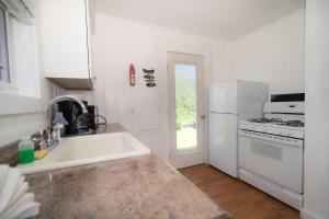 蒙托克The Montauk Soundview的厨房配有白色冰箱和水槽