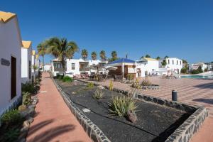 卡勒达德福斯特Bungalow Montecastillo i1的一个带庭院和游泳池的度假村