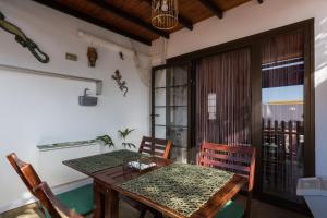卡勒达德福斯特Bungalow Montecastillo i1的一间带木桌和椅子的用餐室
