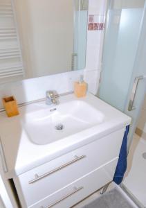 讷伊-普莱桑斯Cosy Casa entre Paris et Disney的浴室设有白色水槽和镜子