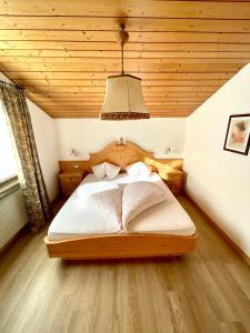卡斯特尔罗托Apartment Gertrud的一间卧室设有一张木天花板床。