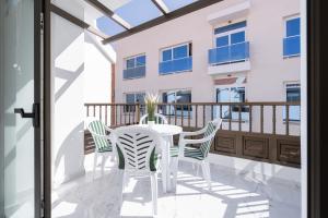 圣胡安海滩Aqua Viva - Playa San Juan的阳台的天井配有桌椅