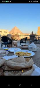 开罗Live pyramids的餐桌上放有食物盘子的桌子